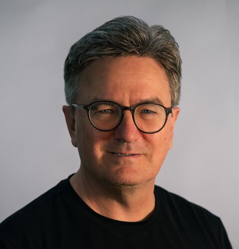 Dieses Bild ist ein Porträt von Matthias Specht. Er trägt ein schwarzes Shirt. Der Hintergrund ist dunkel. | © wob AG