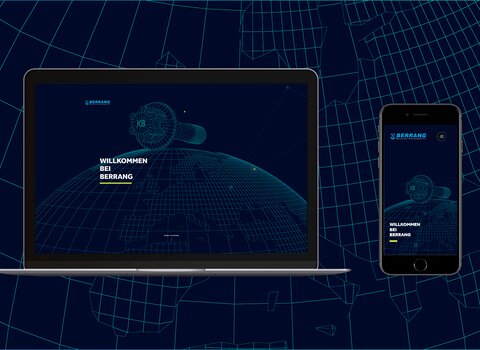 Zu sehen sind ein Laptop und ein Smartphone, die jeweils den Homescreen der neuen Website von  Berrang präsentieren – einmal in Desktop- und einmal in mobiler Ansicht. Die Website ist in dunkelblau gehalten. Der Schriftzug „Willkommen bei Berrang“ prangt in weißen Buchstaben auf dem Screen. Im Hintergrund der Website ist eine halbe Erdkugel in Mesh-Optik dargestellt, darüber eine Schraube, ebenfalls in Mesh-Optik. Der Bildhintergrund ist dunkel hat eine ähnliche Optik wie der Homescreen der Website. | © wob AG