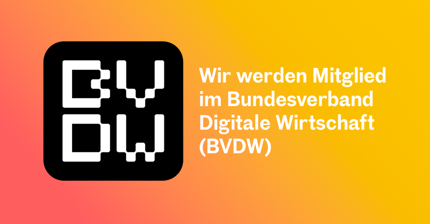 Auf dem Bild sieht man das Logo des BVDW auf einem gelb roten Farbverlauf. Neben dem Logo steht der Text "Wir werden Mitglied beim Bundesverband Digitale Wirtschaft (BVDW)".